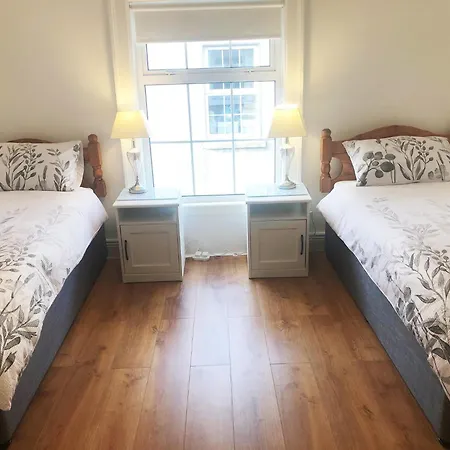 Nyaraló 10 Seconds To Main Street! *