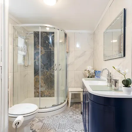 10 Seconds To Main Street! Ferienhaus *