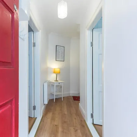 10 Seconds To Main Street! Ferienhaus Wexford