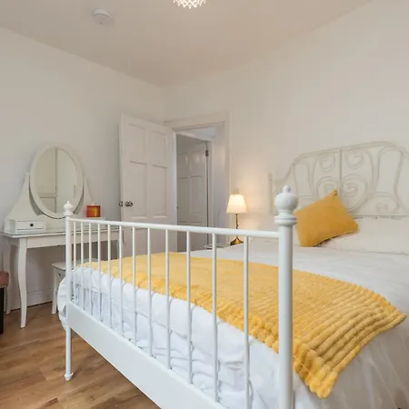 10 Seconds To Main Street! Ferienhaus