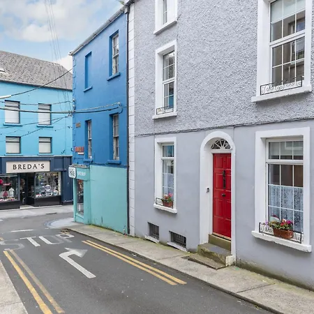 10 Seconds To Main Street! Ferienhaus