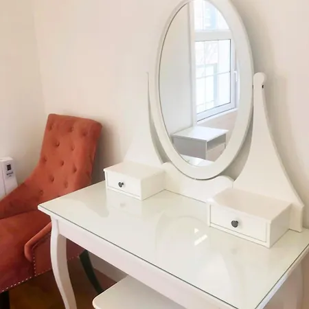 10 Seconds To Main Street! Ferienhaus