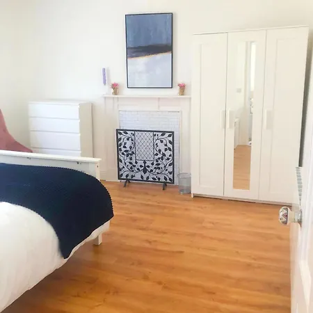 10 Seconds To Main Street! Ferienhaus