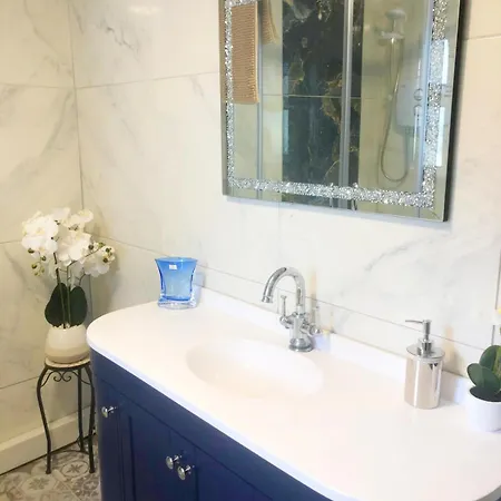 10 Seconds To Main Street! Ferienhaus Wexford